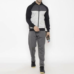 Un ensemble de survêtement moderne en deux pièces pour hommes qui ajoute une touche athlétique fraîche à votre garde-robe quotidienne. - Product Image 5