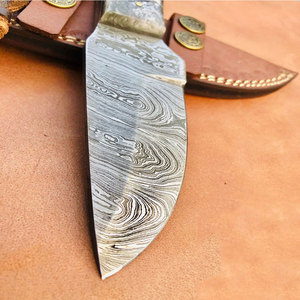 Cuchillo de Caza de Acero de Damasco de Alta Calidad Hecho a Mano con Funda de Cuero, Herramienta Utilitaria para Campismo y Supervivencia al Aire Libre, de Uso Duradero - Product Image 4