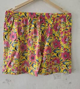 Ensemble de pyjama d'été pour femme à imprimé floral vibrant, en coton artisanal respirant et à séchage rapide, chemise à manches courtes boutonnée - Product Image 6