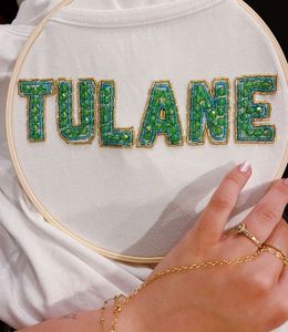Tulane - Diseño artesanal hecho a mano con letras bordadas con cuentas sobre tela de algodón redonda - Product Image 1