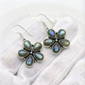 Boucles d'oreilles pendantes en argent fin 925 massif, serties à la main, avec pierre de labradorite et motifs floraux, pour femme - Product Image 1