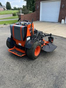 Cortadora de Césped Profesional Naranja con Giro Cero, Motor de Gasolina, Arranque Eléctrico, Ancho de Corte de 52 Pulgadas para Campos de Golf - Product Image 3