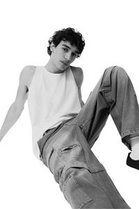 Los más vendidos 100% algodón rígido Baggy Cargo Denim hombres redondeados Lag Side y parche pierna bolsillos Jeans a precio de fábrica al por mayor - Product Image 5