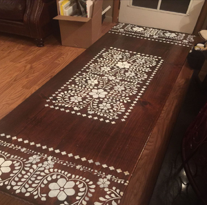 Mesa de centro grande rectangular de madera oscura con incrustaciones de hueso y motivos florales, con arte decorativo en el borde, disponible a precios de mayorista. - Product Image 3