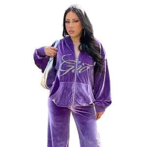 Conjunto de tela suave con cremallera completa de calidad premium, decorado con elementos brillantes y detalles artísticos personalizados en terciopelo con pedrería. - Product Image 4