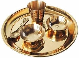 Ensemble de plats de luxe en laiton, finition antique, avec accessoires, fait main, doré, durable - Product Image 3