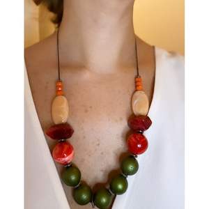 Collier en résine et bois avec cristaux, parfait pour le quotidien et les fêtes, accessoire de mode - Product Image 2