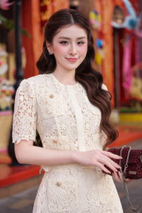 Ensemble deux pièces pour femmes, haut court à manches bouffantes en dentelle et mini-jupe MILA Vietnam VIVI KA, décontracté, 100% polyester, coupe classique - Product Image 3