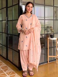 Kurti Premium de Satén Mul Chanderi Bordado con Palazzo Farshi de Seda Romana y Dupatta de Encaje de Diseño, Ropa Étnica para Mujer - Product Image 4