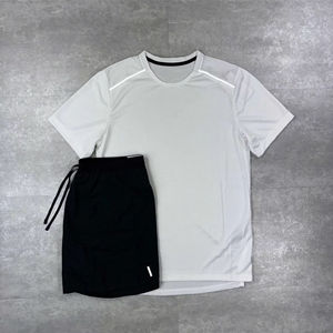 เสื้อยืดแขนสั้นคอกลมสีขาวสำหรับผู้ชายพร้อมกางเกงขาสั้นสีดำแบบมีเชือกผูก ชุดฤดูร้อนแบบสปอร์ตแห้งเร็ว - Product Image 1