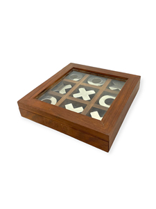 Conçu pour le plaisir classique des jeux de table, boîte de tic-tac-toe en bois naturel de 6 pouces avec construction en verre, idéale pour les loisirs en famille - Product Image 2