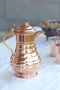 Carafe à eau en cuivre de style oriental avec poignée et bec verseur dorés, pichet en métal durable pour boissons et fêtes - Product Image 2