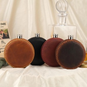 Gourde à whisky en cuir, forme ronde, élégante, portable, parfaite pour les voyages, les cadeaux et l'utilisation personnelle au bar. - Product Image 3
