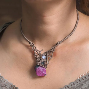 Pendentif artisanal en macramé marron avec pierre de zoïsite rubis et pierre de lune, collier bohème en pierres brutes, cordon réglable, bijoux de guérison - Product Image 2