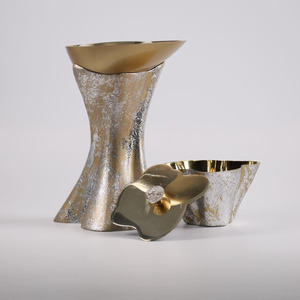 Ensemble élégant de brûleurs d'encens blancs en métal avec plateau argenté, pot assorti et support sculpté pour une aromathérapie chic - Product Image 4