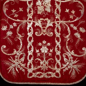 Estola de Terciopelo Rojo Bordada con Motivos Florales Dorados, Túnica Litúrgica para Obispos, Prenda Religiosa Personalizada - Product Image 3