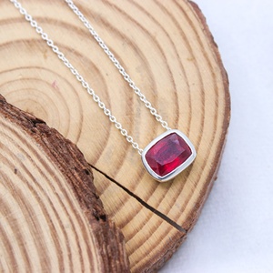 จี้เงินแท้ 925 ประดับทับทิมทรงคุชชั่นเจียระไนแบบเหลี่ยม พร้อมสร้อยคอ Memoria Jewels ขายส่ง - Product Image 4