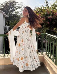 Robe Anarkali longue blanche brodée de fleurs avec dupatta, tenue décontractée d'été pour femmes indiennes et pakistanaises, en coton - Product Image 4