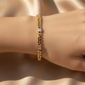 Pulsera con diamantes engastados en bisel de esmeralda de 1.50 quilates - Product Image 6