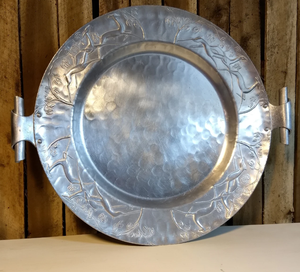 Assiette ronde en argent faite à la main avec motif de feuille en relief, en aluminium, pour mariages et événements de luxe - Product Image 5
