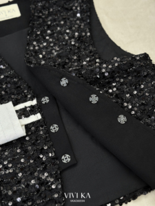 Gilet féminin noir en tweed à sequins pour femme, sans manches, col en V, court, texturé, avec bordure contrastante et boutons sur le devant - Product Image 5