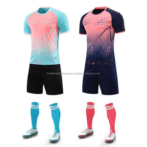 ชุดฟุตบอลสีน้ำเงินแบบกำหนดเองสำหรับผู้ชาย เสื้อคอวีแขนสั้น กางเกงขาสั้น ผ้าโพลีเอสเตอร์ซับเหงื่อ ระบายอากาศได้ดี เหมาะกับทุกฤดูกาล ทรงสปอร์ต - Product Image 1