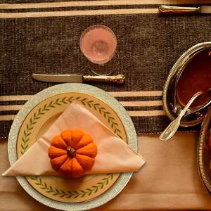 Assiette de présentation dorée antique, base décorative pour dîner, idéale pour la décoration de mariage rustique - Product Image 5