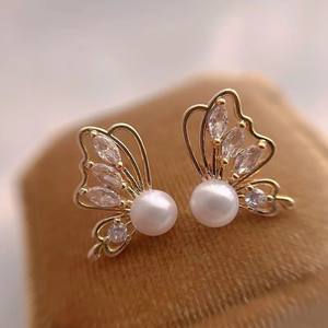 Offre spéciale Boucles d'oreilles papillon plaquées or 14 carats avec perles d'eau douce naturelles Boucles d'oreilles en cristal d'argent pur - Product Image 2