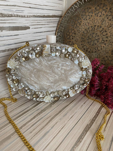 Bolso de mano de resina a la moda para chicas, regalo de boda, fiesta, con forro de seda impermeable y decoración de remaches, de MULTI CRAFT - Product Image 4