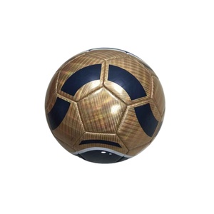 Ballon de football en caoutchouc à logo classique, design robuste, cousu à la machine, très demandé - Product Image 5
