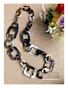 Collar de Cadena de Eslabones de Cuerno Hecho a Mano con Detalles Artísticos Diseñado para Colecciones de Joyería Exclusivas y Tiendas de Moda Boutique - Product Image 1