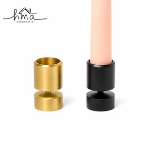 Ensemble de porte-bougies en laiton, finition or et noir, forme cylindrique double, base ronde sur piédestal, décoration de table moderne minimaliste - Product Image 1
