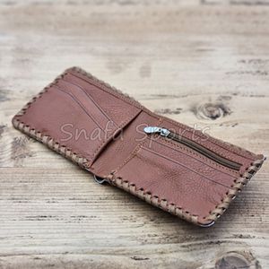 Cartera Bifold de Cuero Vacuno Genuino Rojo Hecha a Mano con Logotipo, Cartera Corta con Función RFID y Decoración en Relieve - Product Image 4