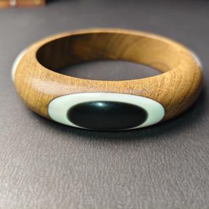 Brazalete de madera natural de estilo étnico con incrustaciones de resina ovalada en blanco y negro — Brazalete tribal geométrico, duradero y ecológico - Product Image 5