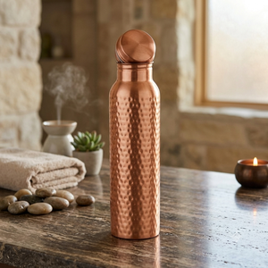 Botella de Agua de Cobre Puro Forjada a Mano, Duradera y Ligera, Recipiente Ayurvédico para el Hogar y Viajes - Product Image 1
