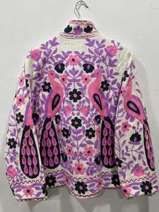 Veste Suzani Paon Faite Main Style Bohème Moderne pour Femme, Manteau en Coton Brodé Bohème, Blazer Matelassé Artisanal pour Festival - Product Image 2