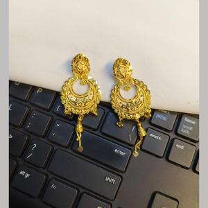 Pendientes Clásicos Dorados Tipo Huggie con Circonita y Perla, Diseño de Flor de Moda, Colgantes para Fiestas - 11058829GL - Product Image 1