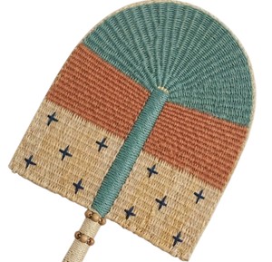 Éventail artisanal en jonc de mer tressé, vert sauge, beige et rouille, motif ethnique, pour la décoration intérieure. - Product Image 4