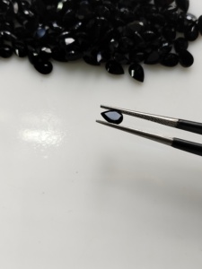 Onyx noir naturel 6x4MM, coupe poire, qualité supérieure, pierre précieuse en vrac pour la fabrication de bijoux - Product Image 3
