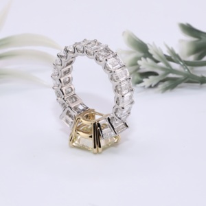 Anillo de compromiso de lujo de oro bicolor con diamante de laboratorio de corte cojín amarillo, banda de eternidad para aniversario y boda, personalizado y de alta joyería. - Product Image 4