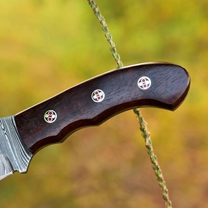 Couteau de chasse artisanal en acier Damas, lame à pointe tombante, bord dentelé, manche en bois, couteau de survie pour l'extérieur - Product Image 2
