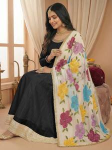 Salwar Kameez ethnique de créateur en organza de soie Tebby de qualité supérieure avec broderies lourdes pour les occasions de fête et de mariage - Product Image 6