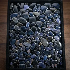 Grossiste Trimurti Gems – Iolite Naturelle Cabochon, Pierre Précieuse en Vrac, Cristal Bleu Violet de Haute Qualité, Formes Mixtes, Taille Personnalisée pour Bijoux - Product Image 1