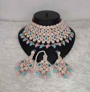 Parure de bijoux de mariée exquise en alliage plaqué or rose, avec collier ras-du-cou, boucles d'oreilles et Maang Tikka ornés de zircons et de pierres multiples, pour mariage et soirée - Product Image 2