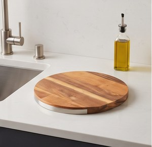 Planche à découper ronde en bois naturel brun avec anneau de base en métal - Product Image 2