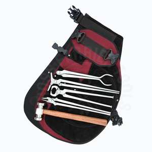 Tablier de travail robuste pour fermeur et soudeur, avec outils de fermeur : pince à fer à cheval, marteau arrondi, outil de retrait et pince à tête ronde - Product Image 1