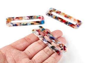 Boucles d'oreilles en résine faites à la main par un designer, finition de luxe, artisanat artistique, style moderne, fournitures de perles durables - Product Image 2
