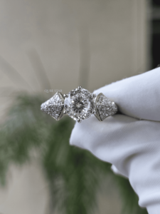 Anillo de Compromiso de Lujo con Diamante Cultivado en Laboratorio, Certificado IGI, Oro, 2.61ct, Diamantes en Racimo, Piedras Laterales, Engaste Central, para Mujer - Product Image 4