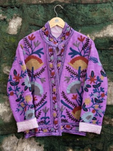 Chaqueta de Algodón Artesanal Sujani Morada para Mujer, Bordado Floral Étnico Hecho a Mano, Ropa Exterior para Compradores de Exportación de Boutiques, Proveedor en Línea - Product Image 1