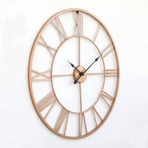 Horloge murale contemporaine en métal noir et bois avec motif de lignes abstraites pour la décoration murale moderne du salon, du bureau et de la maison - Product Image 4
